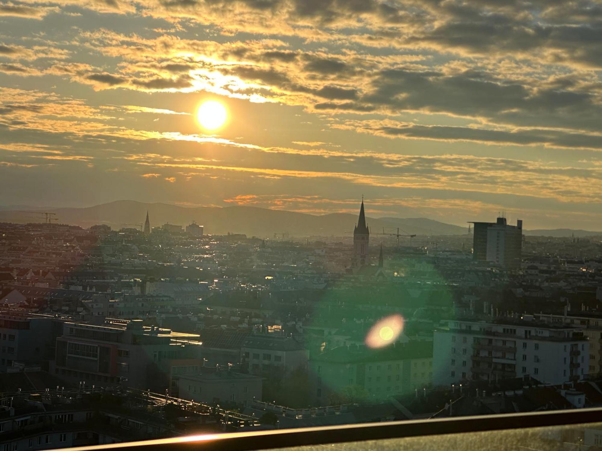 Panorama Sky Apartment I Rooftop Pool I Metro Station Wina Bagian luar foto