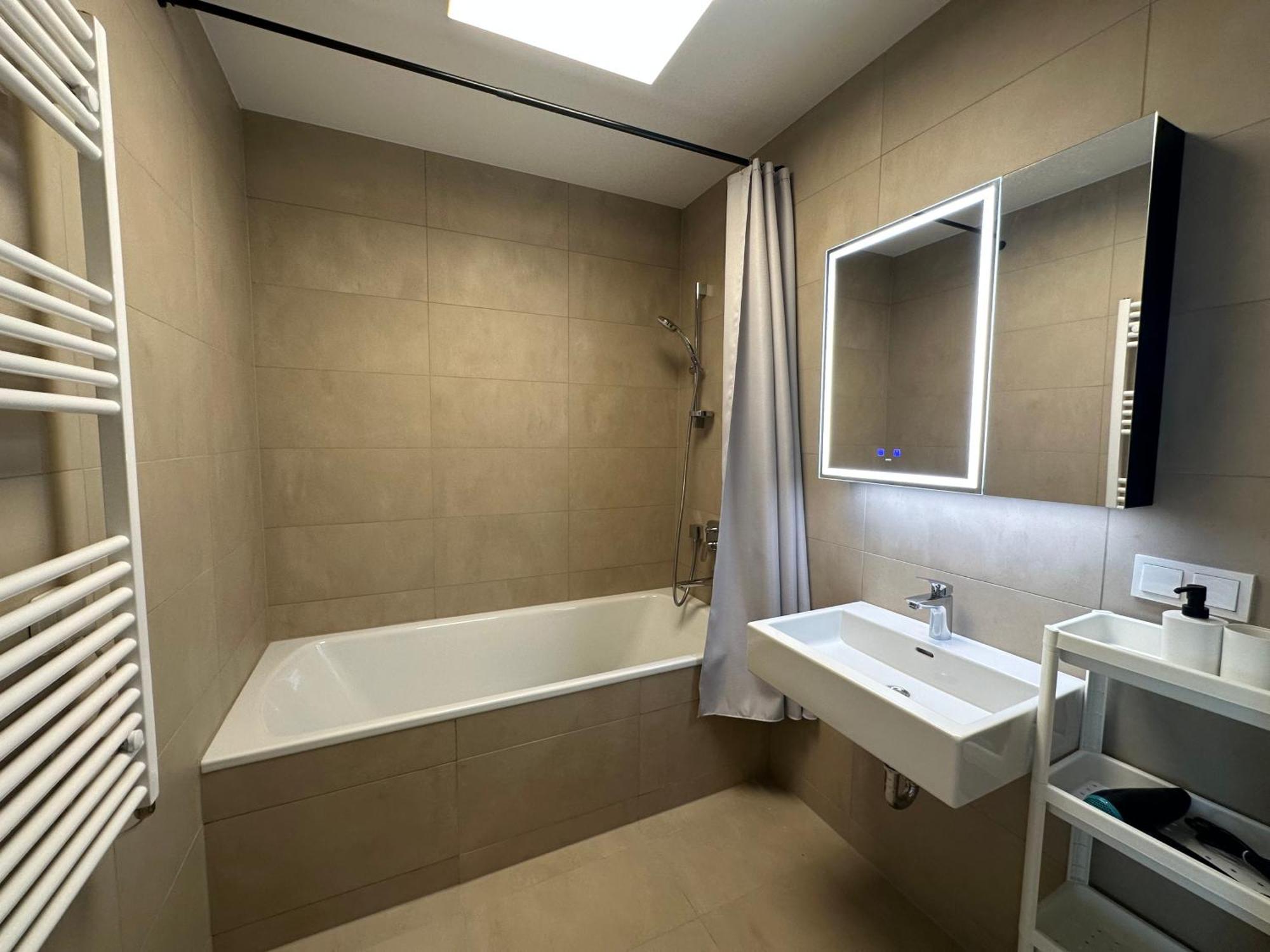 Panorama Sky Apartment I Rooftop Pool I Metro Station Wina Bagian luar foto