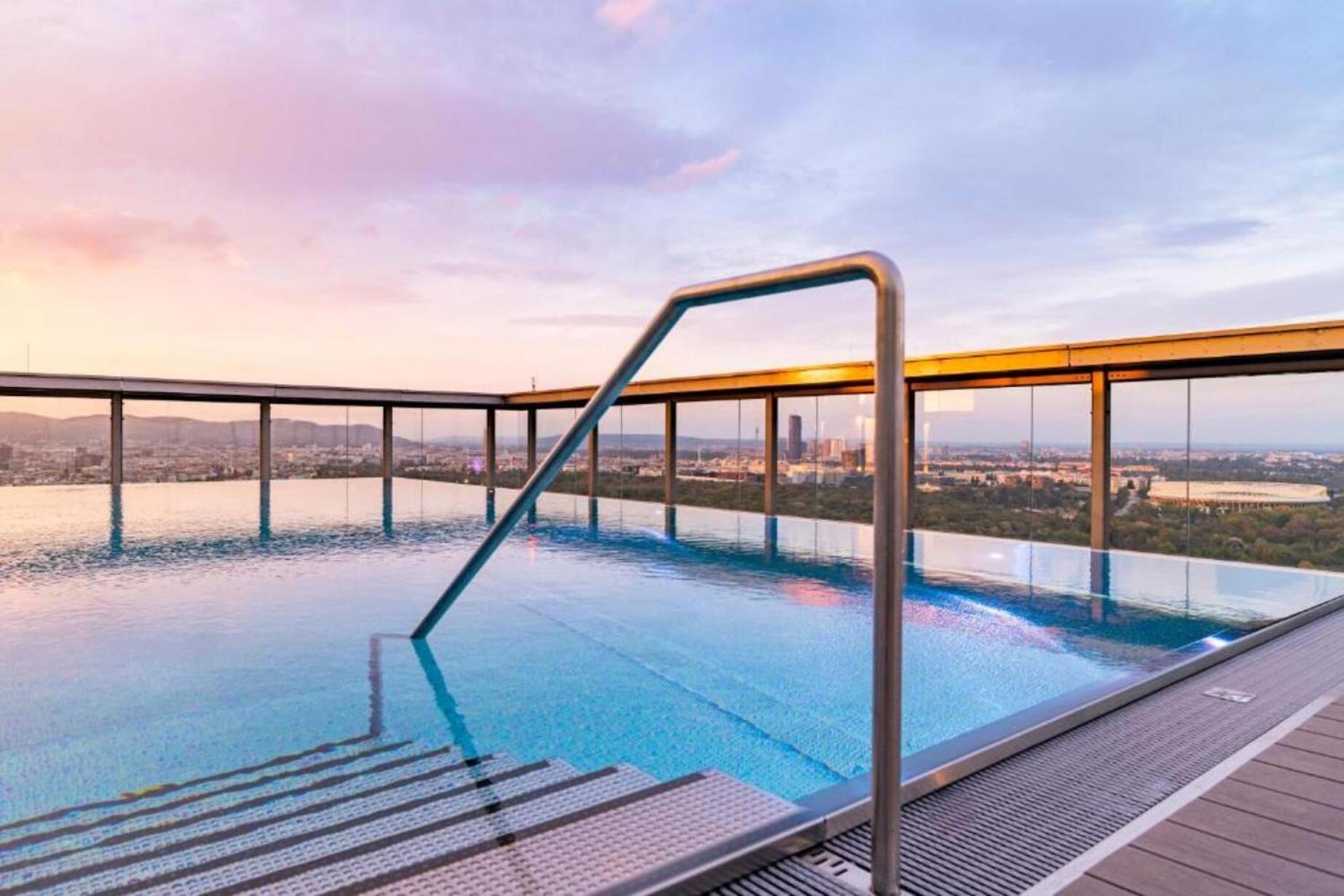 Panorama Sky Apartment I Rooftop Pool I Metro Station Wina Bagian luar foto