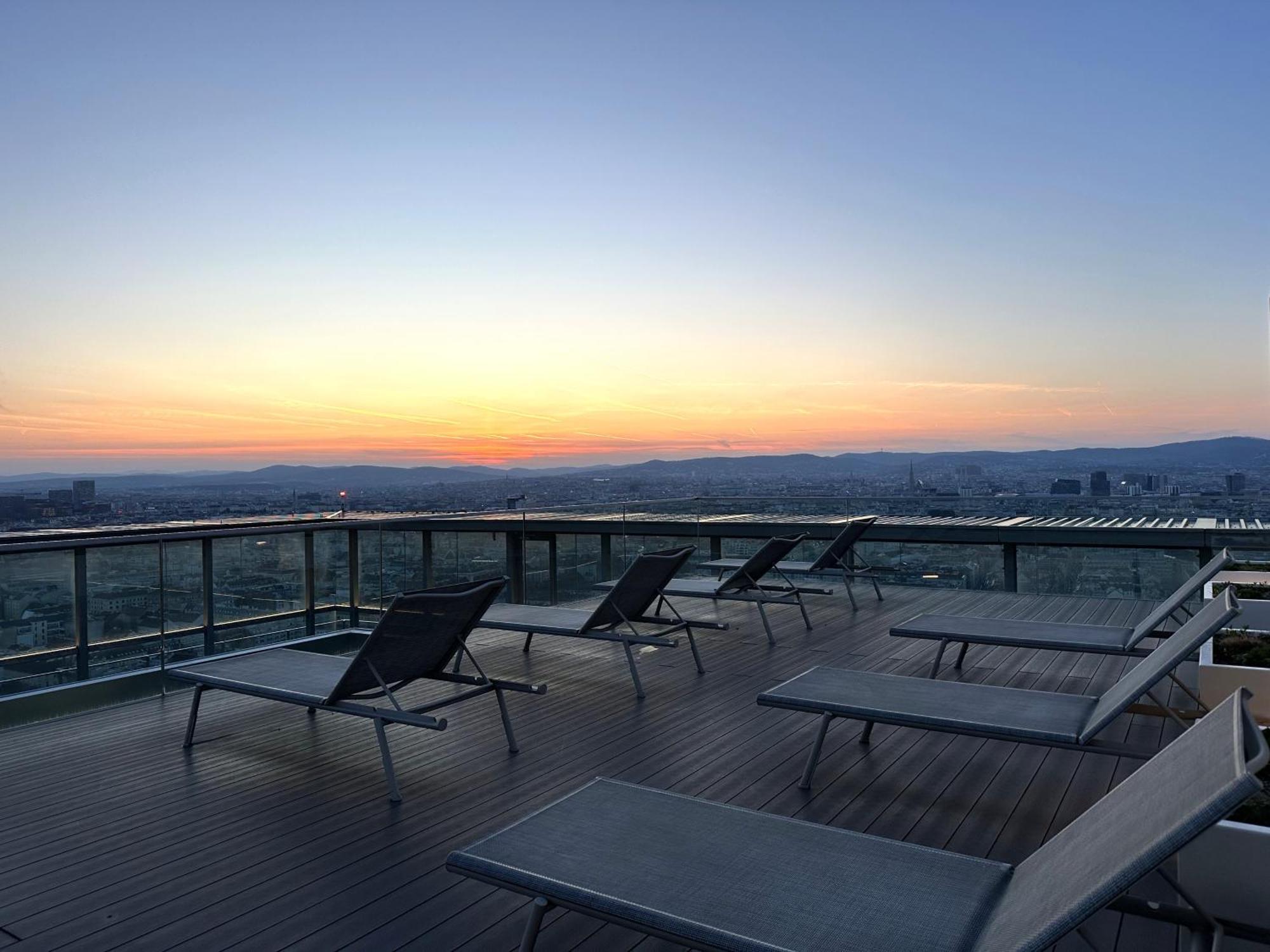 Panorama Sky Apartment I Rooftop Pool I Metro Station Wina Bagian luar foto