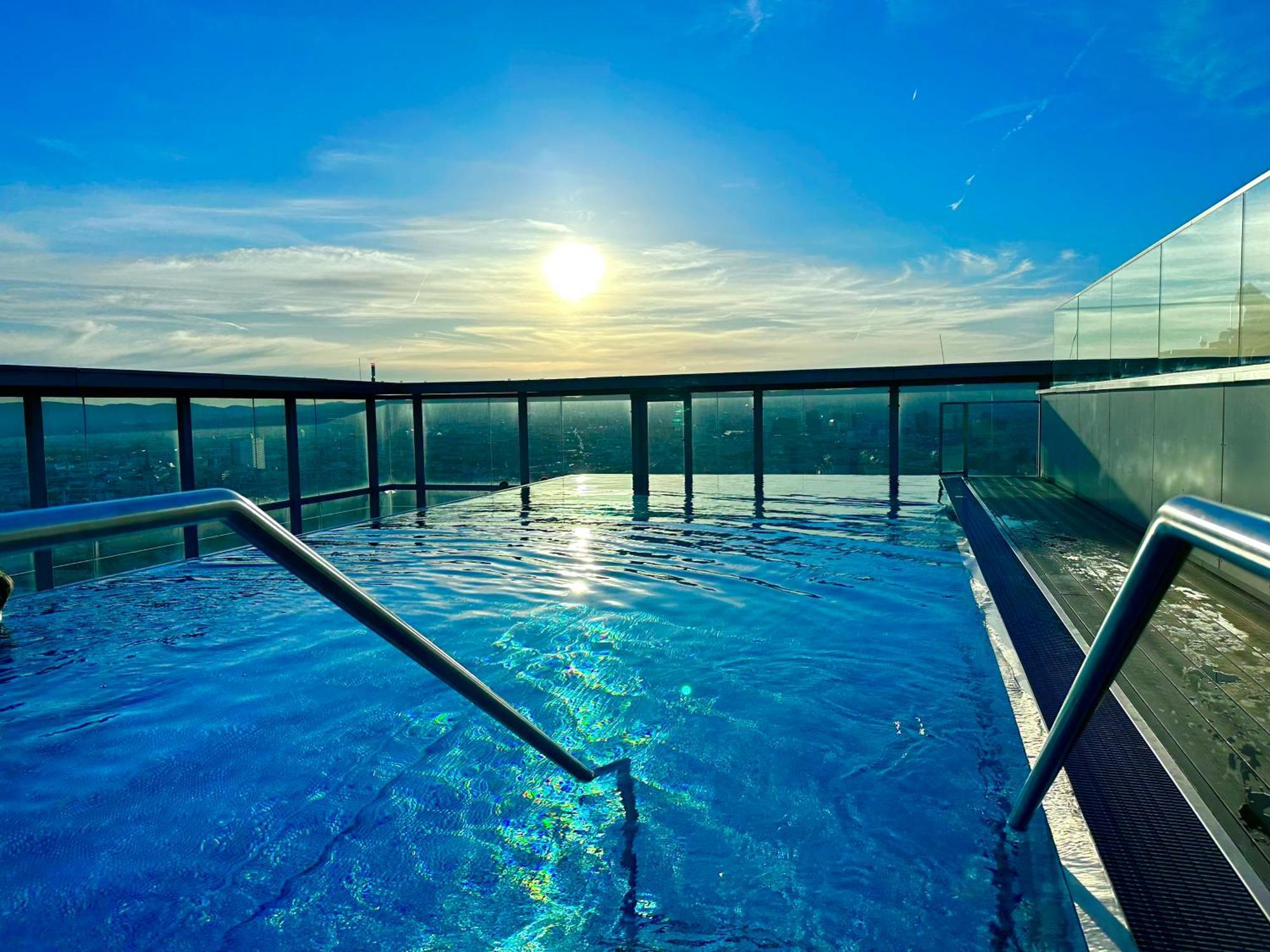 Panorama Sky Apartment I Rooftop Pool I Metro Station Wina Bagian luar foto