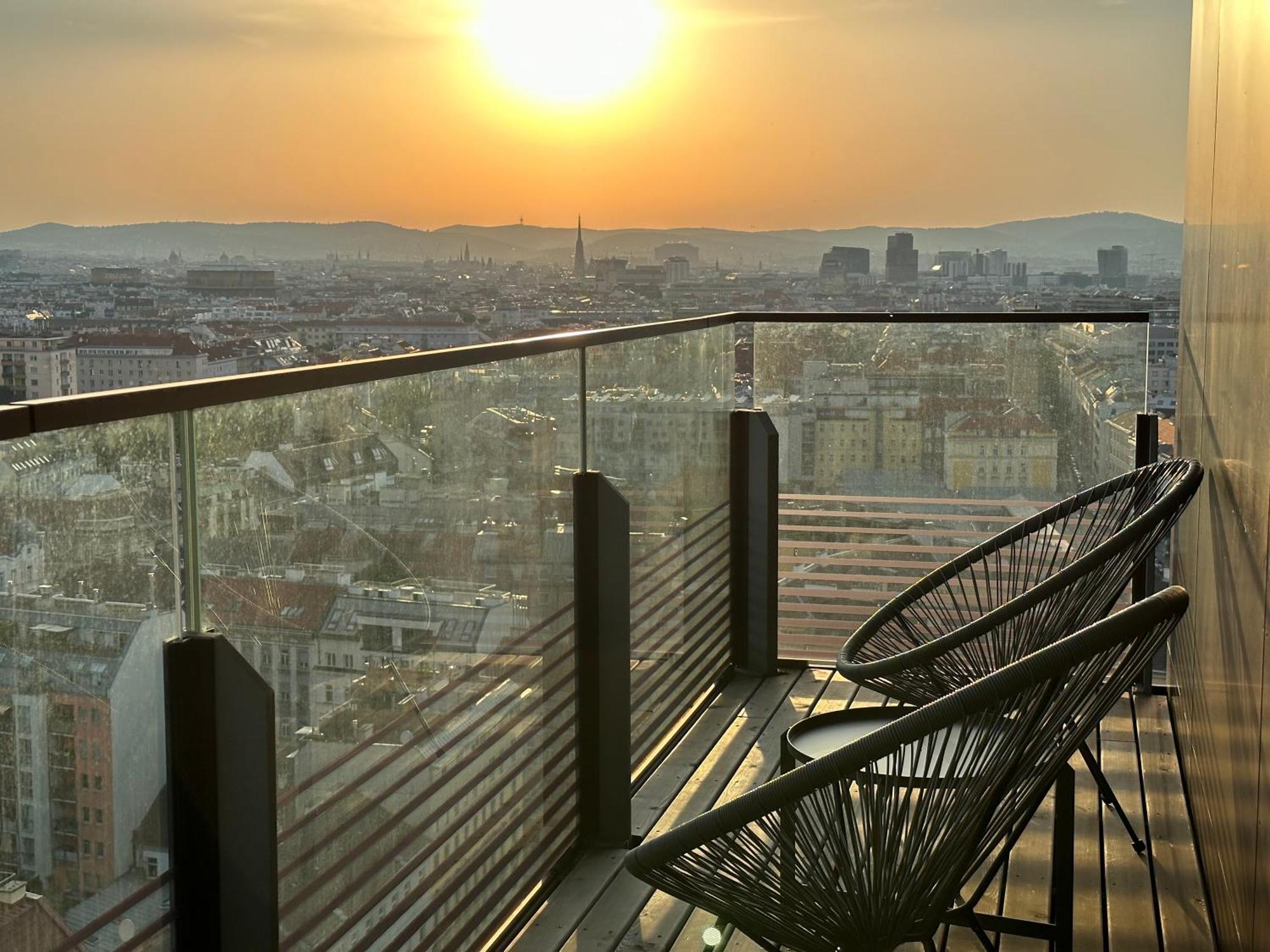 Panorama Sky Apartment I Rooftop Pool I Metro Station Wina Bagian luar foto