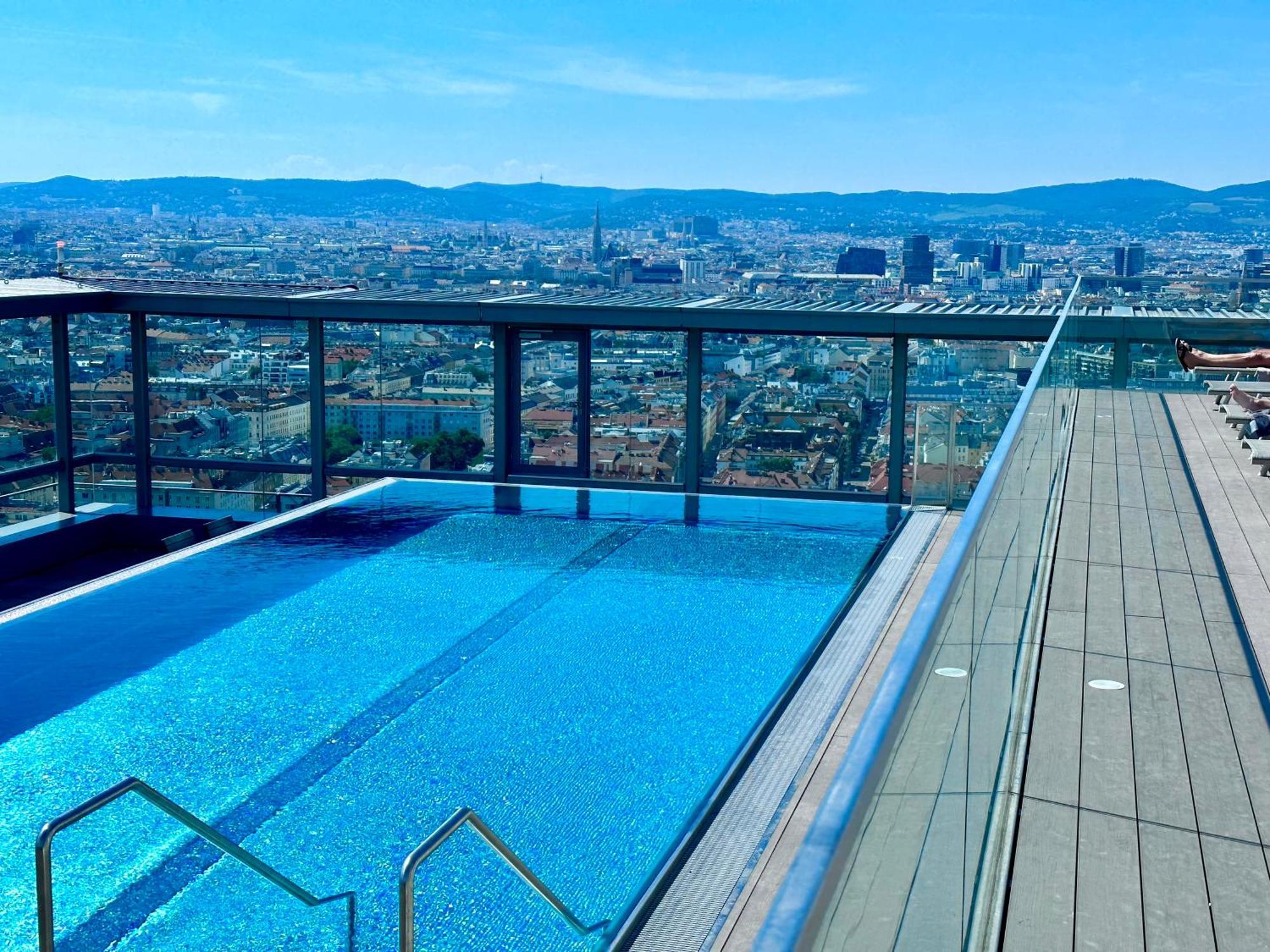 Panorama Sky Apartment I Rooftop Pool I Metro Station Wina Bagian luar foto